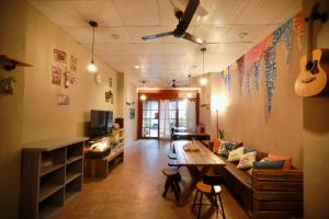 una sala de estar con un sofá y una mesa en 好窩旅店, en Hengchun