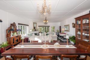 uma sala de jantar com uma mesa e uma sala de estar em Highgrove Estate em Labugolla