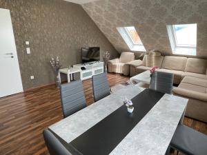 salon ze stołem i kanapą w obiekcie Merve Comfort Aparts4-Hannover w Hanowerze