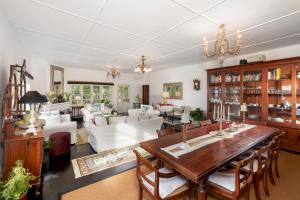 Sohvabaar või baar majutusasutuses Highgrove Estate By Ishq