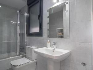 Ένα μπάνιο στο Apartamento Holidea Playa San Juan de la Canal