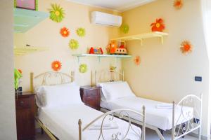 En eller flere senge i et værelse på Homiday - Villa Angelica