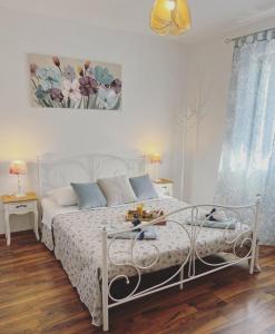 sypialnia z białym łóżkiem i obrazem na ścianie w obiekcie Holiday home Iva with pool w Sukošanie