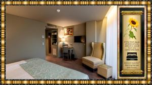 um quarto com uma cama e uma cadeira num quarto em Hotel Jaguar Oporto - Airport to Hotel and City is a free Shuttle Service em Porto