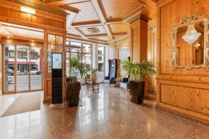 una hall di un edificio con pareti e soffitti in legno di King's Hotel Center Superior a Monaco