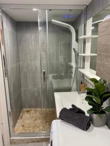 een douchecabine in een badkamer met een wastafel en een bad bij ZIN AND ZEN SUPERBE vue SPA SAUNA&JACUZZI in Vitrolles