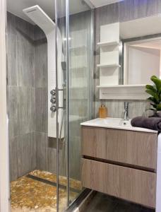 een badkamer met een douche en een wastafel bij ZIN AND ZEN SUPERBE vue SPA SAUNA&JACUZZI in Vitrolles