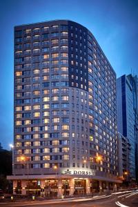 un gran edificio de oficinas con muchas ventanas en Dorsett Wanchai, Hong Kong en Hong Kong