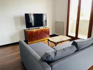 ein Wohnzimmer mit einem Sofa und einem Flachbild-TV in der Unterkunft Attico Vista e Fronte mare ZaffiroBlu con posto auto in Montesilvano