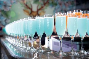 香港的住宿－香港灣仔帝盛飯店，一排装有蓝色和白色液体的玻璃杯