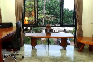 una scrivania e una sedia in una stanza con finestra di An Pao Beach Residence Villa 1 - Koh Yao Noi a Ko Yao Noi