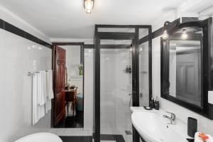 La salle de bains est pourvue de toilettes, d'un lavabo et d'un miroir. dans l'établissement Highgrove Estate, à Labugolla