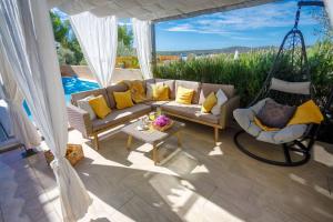 Χώρος καθιστικού στο NONO JURE-Private Pool , Sauna & Jacuzzi