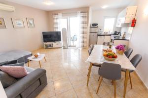 Η κουζίνα ή μικρή κουζίνα στο NONO JURE-Private Pool , Sauna & Jacuzzi