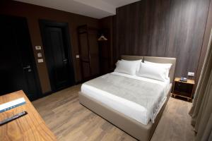 Postel nebo postele na pokoji v ubytování Mergan Hotel