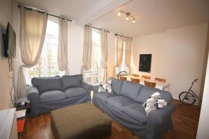 sala de estar con 2 sofás y sofá en Appartement 3 chambres en plein centre ville, en Lieja