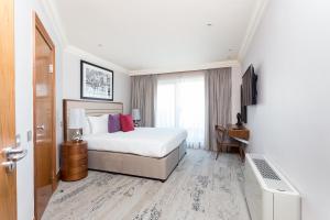 une chambre d'hôtel avec un lit et une fenêtre dans l'établissement Sanctum Maida Vale, à Londres