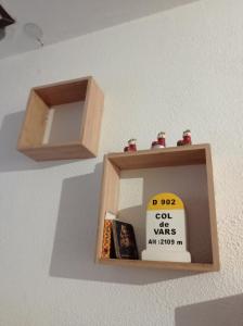 Drewniane pudełko z napisem "Zimne wojny" w obiekcie Résidence le Schuss Studio Montagne en bas des pistes w mieście Vars