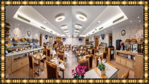 Restaurace v ubytování Hotel Jaguar Oporto - Airport to Hotel and City Center and Vice-Versa is a Free and Continuous Shuttle Service from 7AM to 8PM