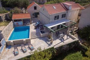 una vista aérea de una casa con piscina en Traditional stone house with swimming pool, en Lumbarda