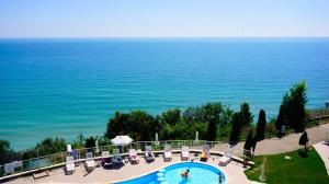 a view of a swimming pool and the ocean at Плажни Апартаменти Силвър Бийч - Silver Beach Sea Apartments in Byala