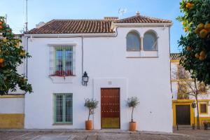 Casa blanca con puerta roja en Apartamentos Los Patios de la Judería, en Córdoba