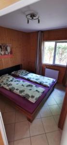 Ένα ή περισσότερα κρεβάτια σε δωμάτιο στο Fonyód Camping & Apartman