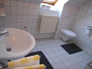 ビューズムにあるHaus Leißnerの白いバスルーム(洗面台、トイレ付)