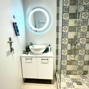 A bathroom at Dreamy Apartment City Center 11 thesbnbgr