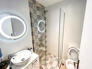 A bathroom at Dreamy Apartment City Center 11 thesbnbgr Még 27 kép