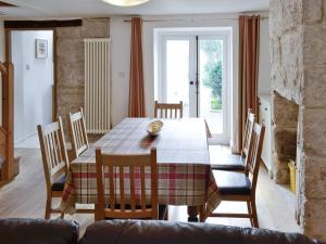 Lime Cottage في بورتلاند: غرفة طعام مع طاولة وكراسي