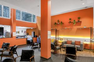 ein Wartezimmer in einem Krankenhaus mit orangefarbenen Wänden in der Unterkunft Neuchâtel City Hôtel in Neuenburg