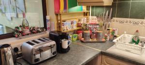 Gallery image of Palm Bay's Luxury Bungalow - Self Check In & Parking in Margate