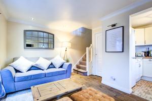 ein Wohnzimmer mit einem blauen Sofa und einem Tisch in der Unterkunft Pass the Keys Beautiful Cosy Home in Basildon