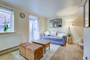 ein Wohnzimmer mit einem Sofa und einem Tisch in der Unterkunft Pass the Keys Beautiful Cosy Home in Basildon