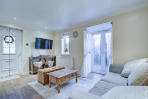 a living room with a couch and a tv at Pass the Keys Beautiful Cosy Home in Basildon