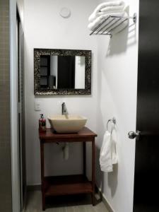 y baño con lavabo y espejo. en Cozy And Pleasant House, en Ciudad de México