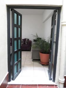 una puerta abierta a una sala de estar con sofá en Cozy And Pleasant House, en Ciudad de México