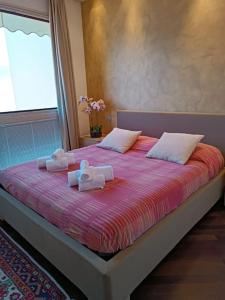 A bed or beds in a room at Patty ZU - Lakeside apartment
