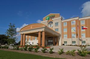 Holiday Inn Express & Suites Houston East - Baytown, an IHG Hotel في باي تاون: تقديم فندق بمبنى