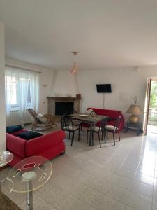 - un salon avec un canapé rouge et une table dans l'établissement La casa di Iole, à Casale la Cogna
