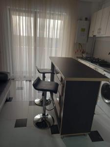 Kuchyň nebo kuchyňský kout v ubytování Apartament 2 dormitoare și living bloc nou