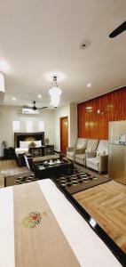 Park View Hotel Gulberg في لاهور: غرفة معيشة كبيرة مع أريكة وطاولة