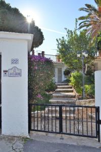 una puerta frente a una casa con flores en Casa Ancladero Room W big balcony and lovely view, en Fuengirola