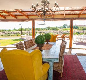 a dining room with a table and chairs at Casa de la Presa 4 in Polokwane