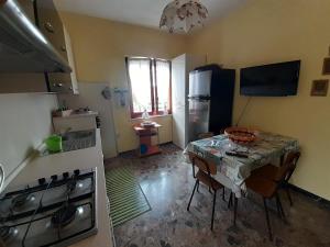 A kitchen or kitchenette at Casa Flavio