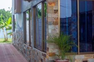 テマにあるAfranasa Innのレンガ造りの建物(窓と鉢植えの植物あり)