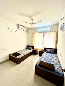 1 dormitorio con 2 camas y techo en 2BHK luxurious beautiful flat near IIM AIIMS en Nagpur