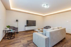 Telewizja i/lub zestaw kina domowego w obiekcie Villa LIO with private pool