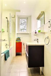a bathroom with a sink and a shower at "Urbaine Colors" Appartement coloré et lumineux "Les Péri-Urbaines" in Riedisheim